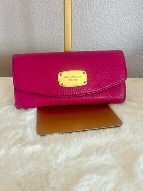 🌸Michael Kors Fuchsia Leather Flap Wallet with Gold Plaque